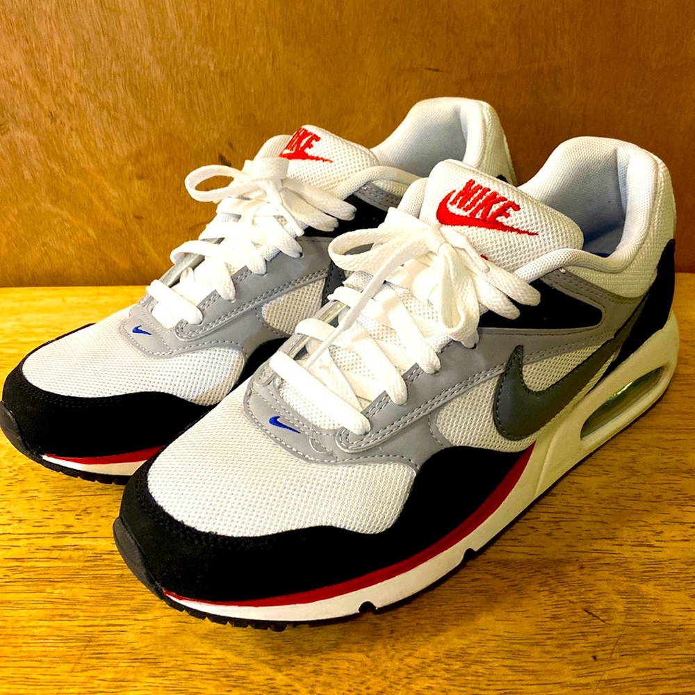 Men’s Nike airs size 9.5 just like new , worn around the shop